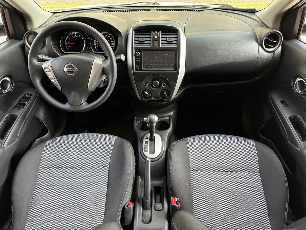 Nissan Versa Branco