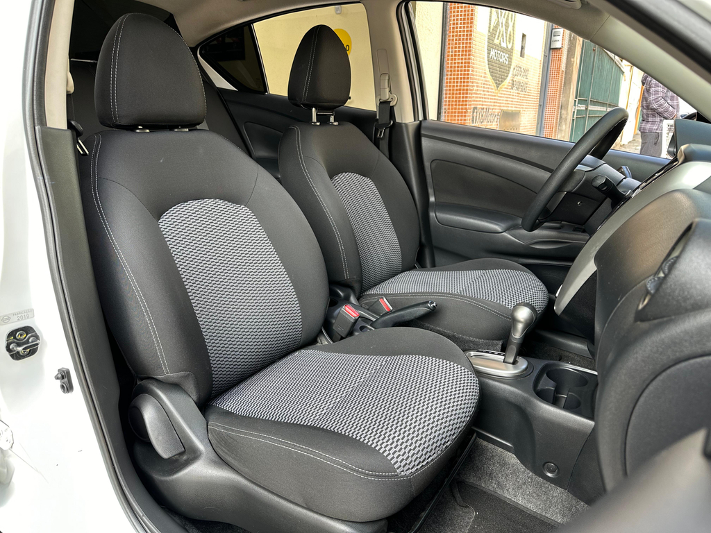 Nissan Versa Branco