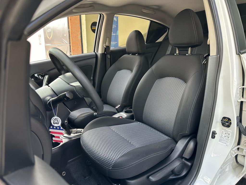 Nissan Versa Branco