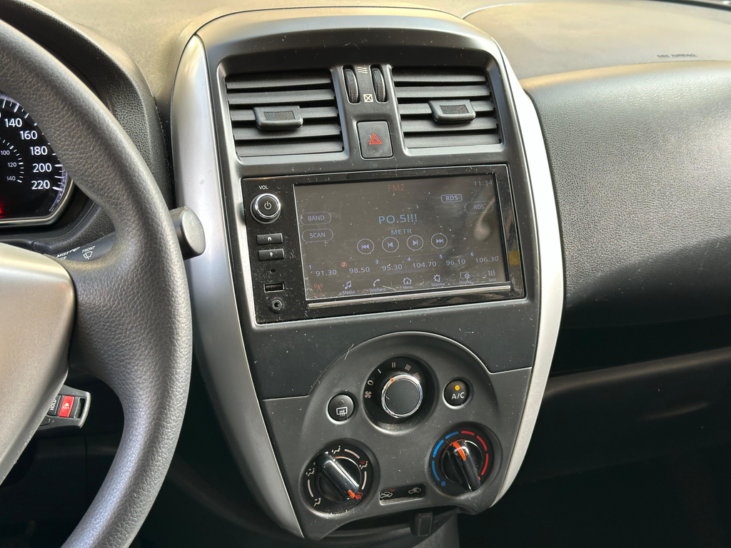 Nissan Versa Branco