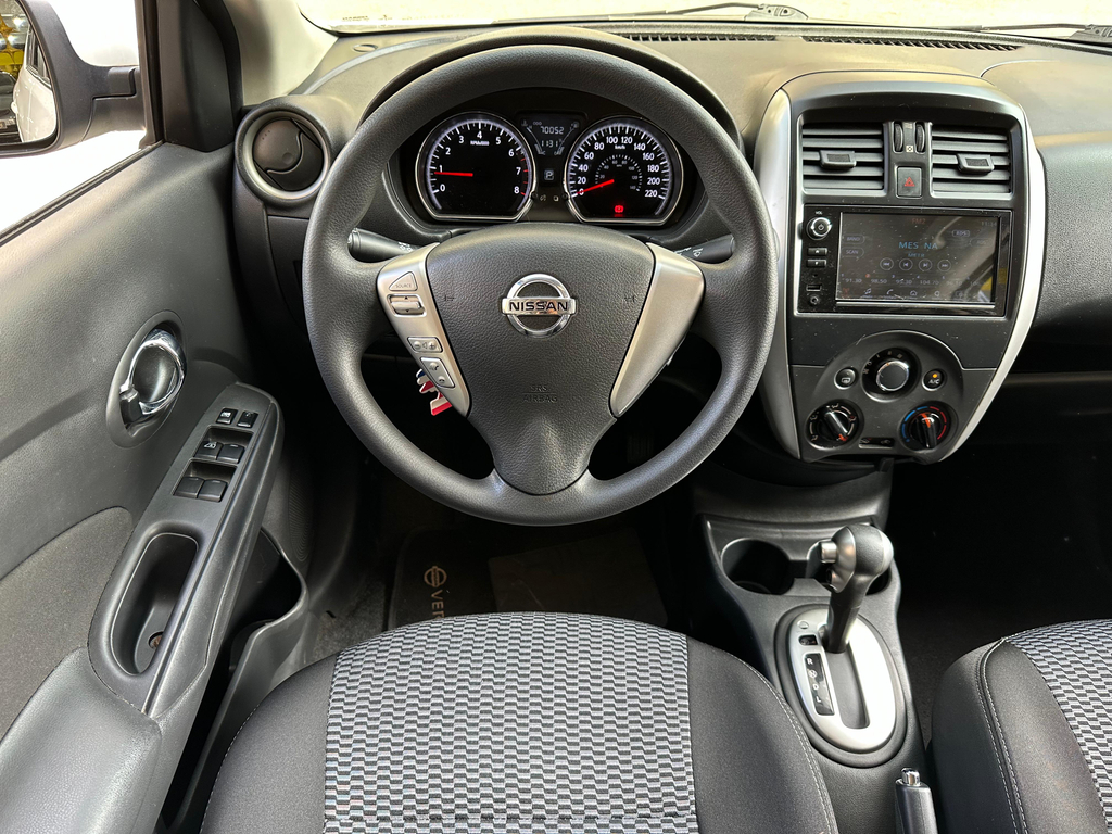 Nissan Versa Branco