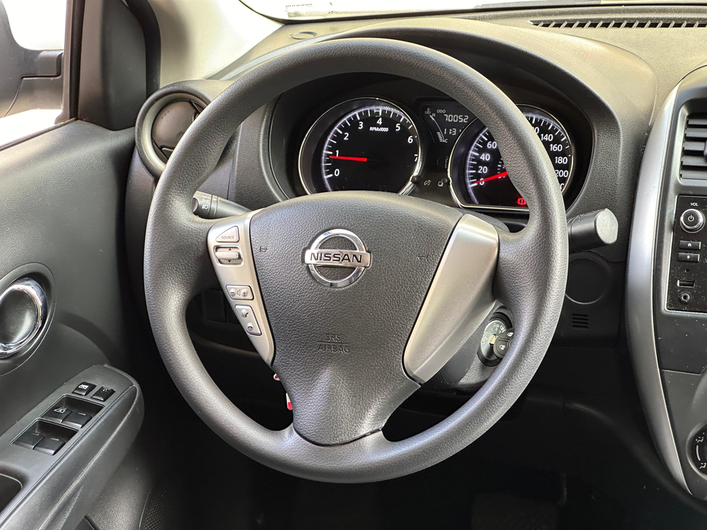 Nissan Versa Branco