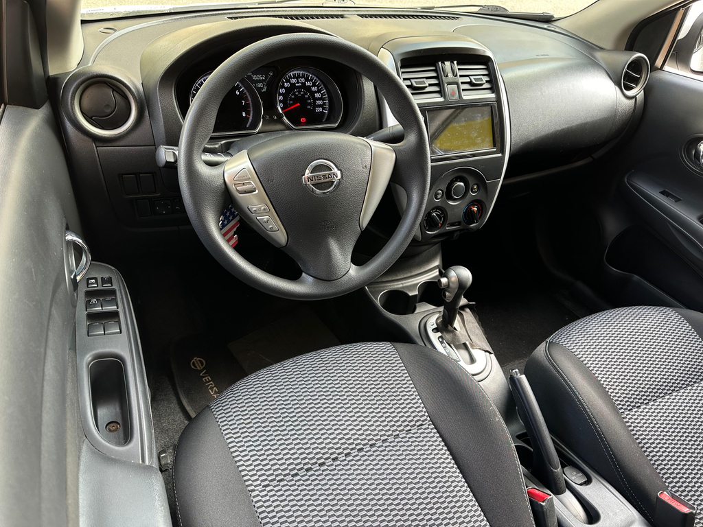Nissan Versa Branco