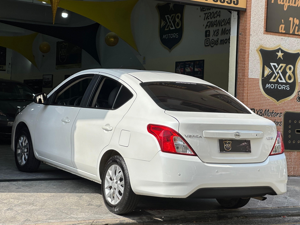 Nissan Versa Branco