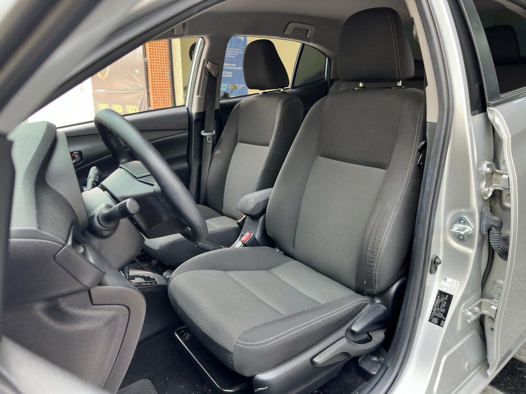 Toyota Yaris Sedan Prata