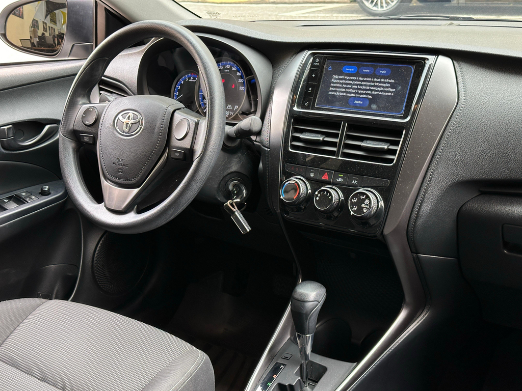Toyota Yaris Sedan Prata