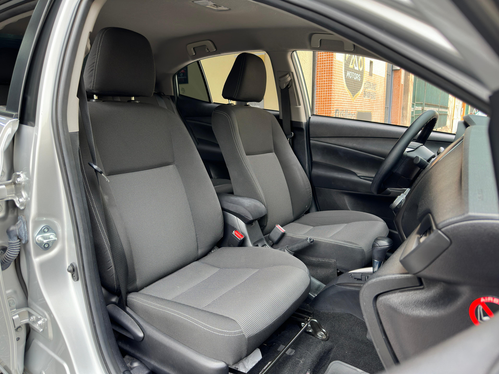 Toyota Yaris Sedan Prata