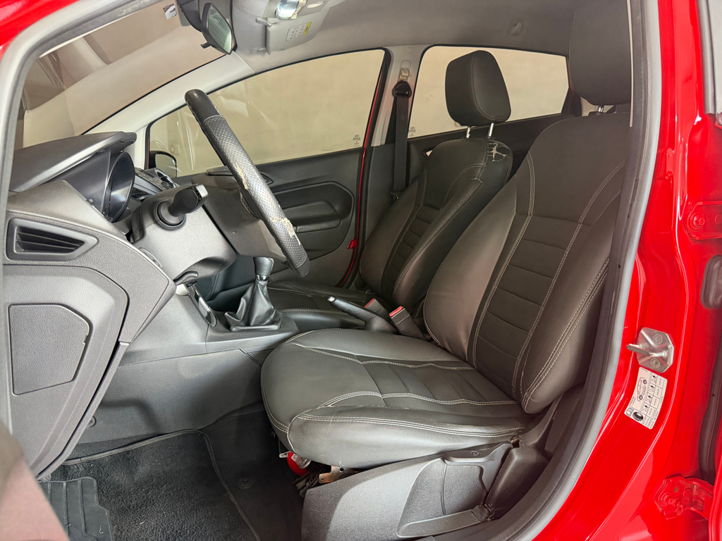 Ford Fiesta Hatch Vermelho