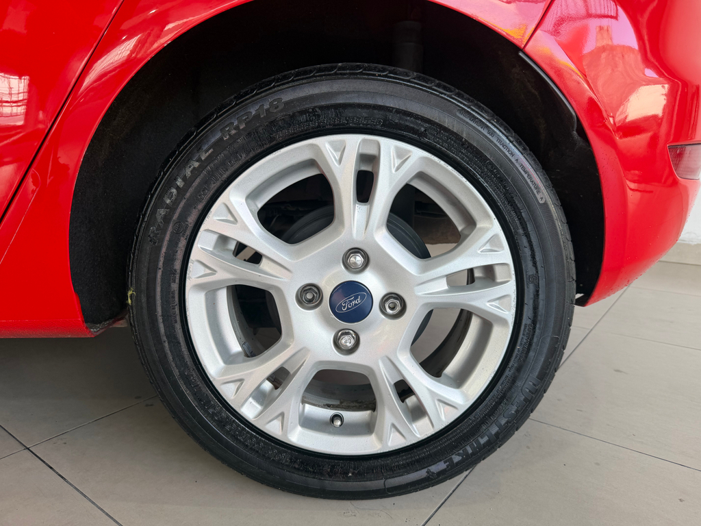 Ford Fiesta Hatch Vermelho