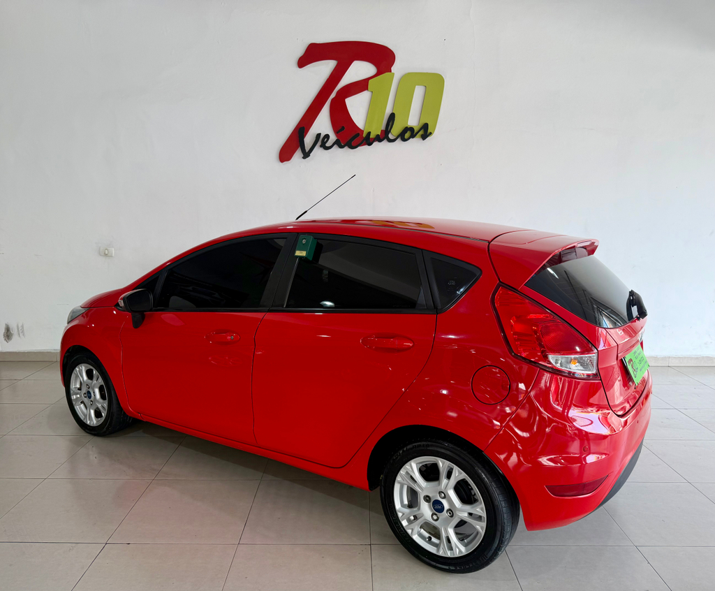 Ford Fiesta Hatch Vermelho