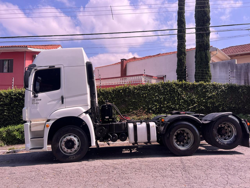 Volkswagen 25-360 Branco
