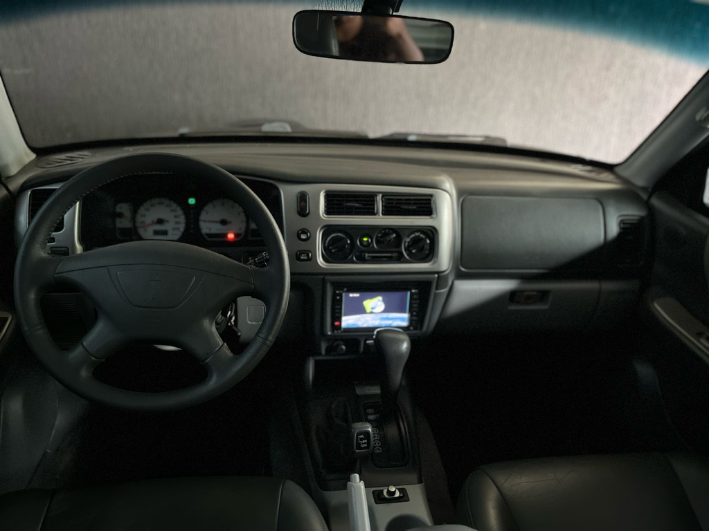 Mitsubishi Pajero Sport Cinza