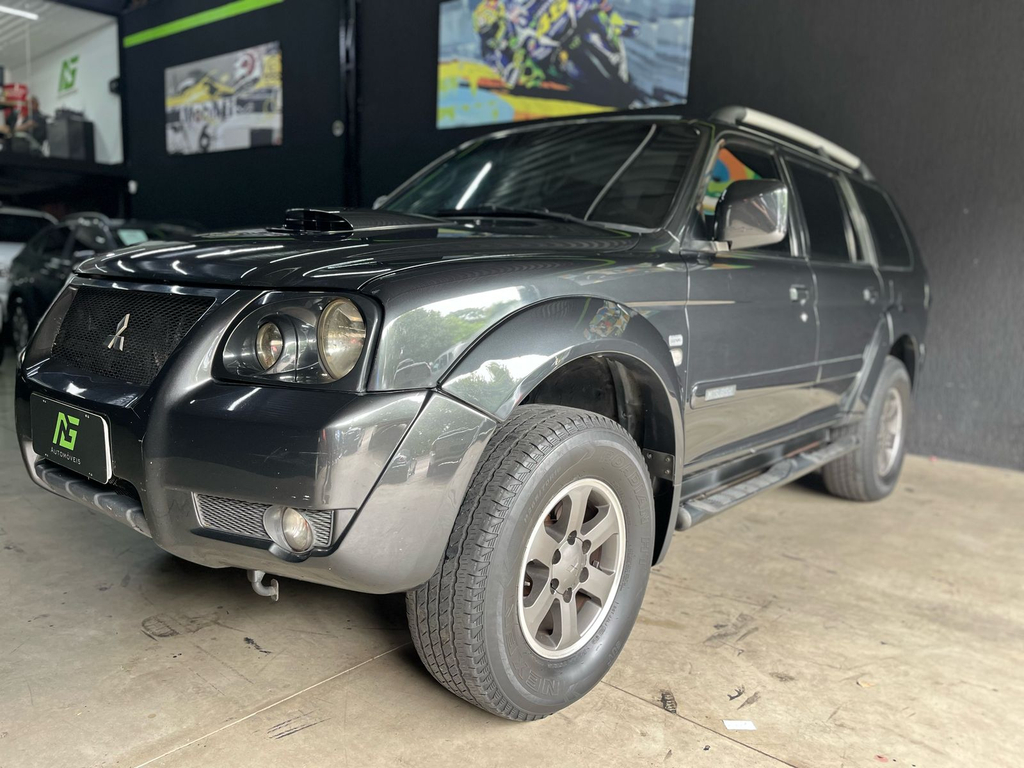 Mitsubishi Pajero Sport Cinza