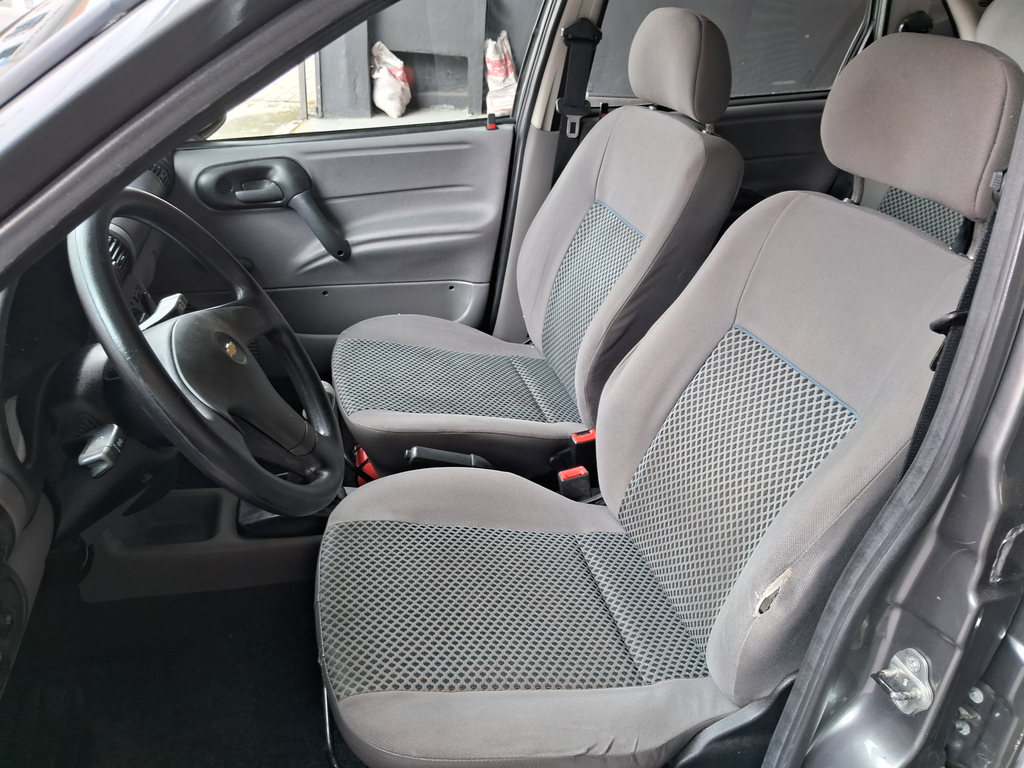 Chevrolet Classic Cinza