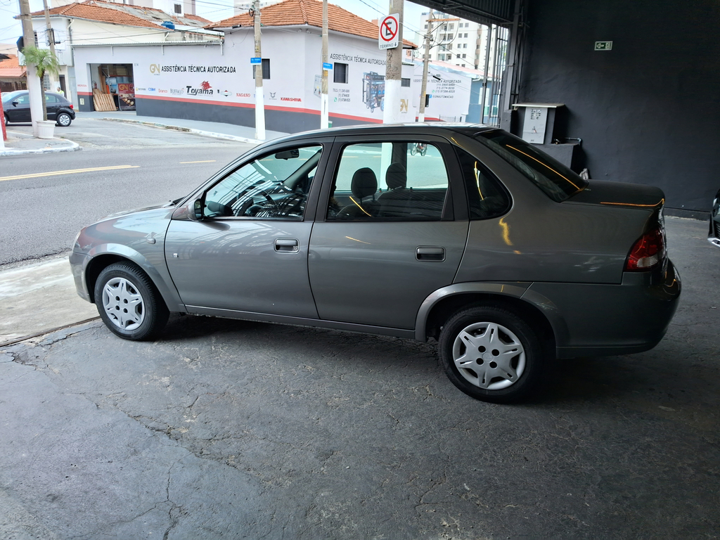 Chevrolet Classic Cinza