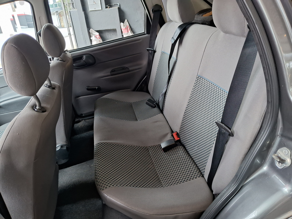 Chevrolet Classic Cinza