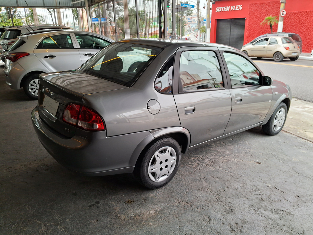 Chevrolet Classic Cinza