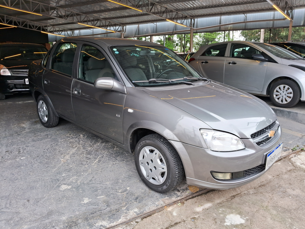 Chevrolet Classic Cinza