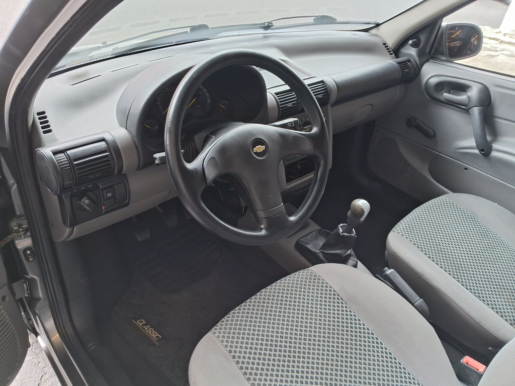 Chevrolet Classic Cinza