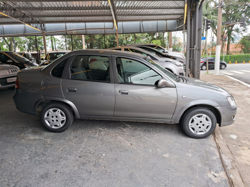 Chevrolet Classic Cinza