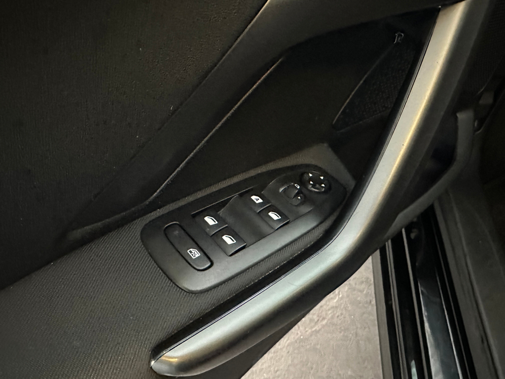 Peugeot 208 Preto