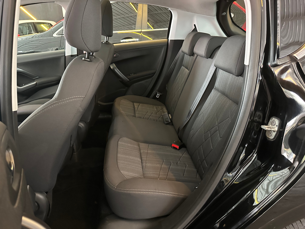 Peugeot 208 Preto