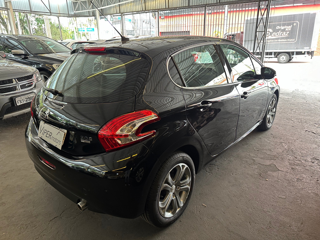 Peugeot 208 Preto