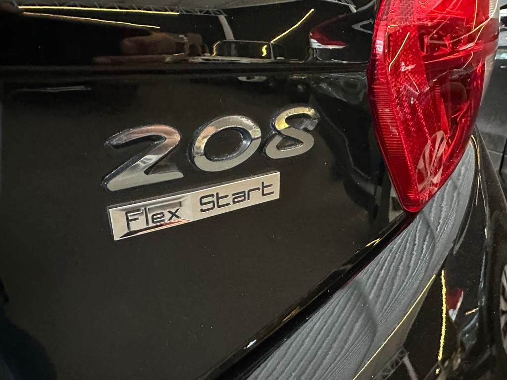 Peugeot 208 Preto