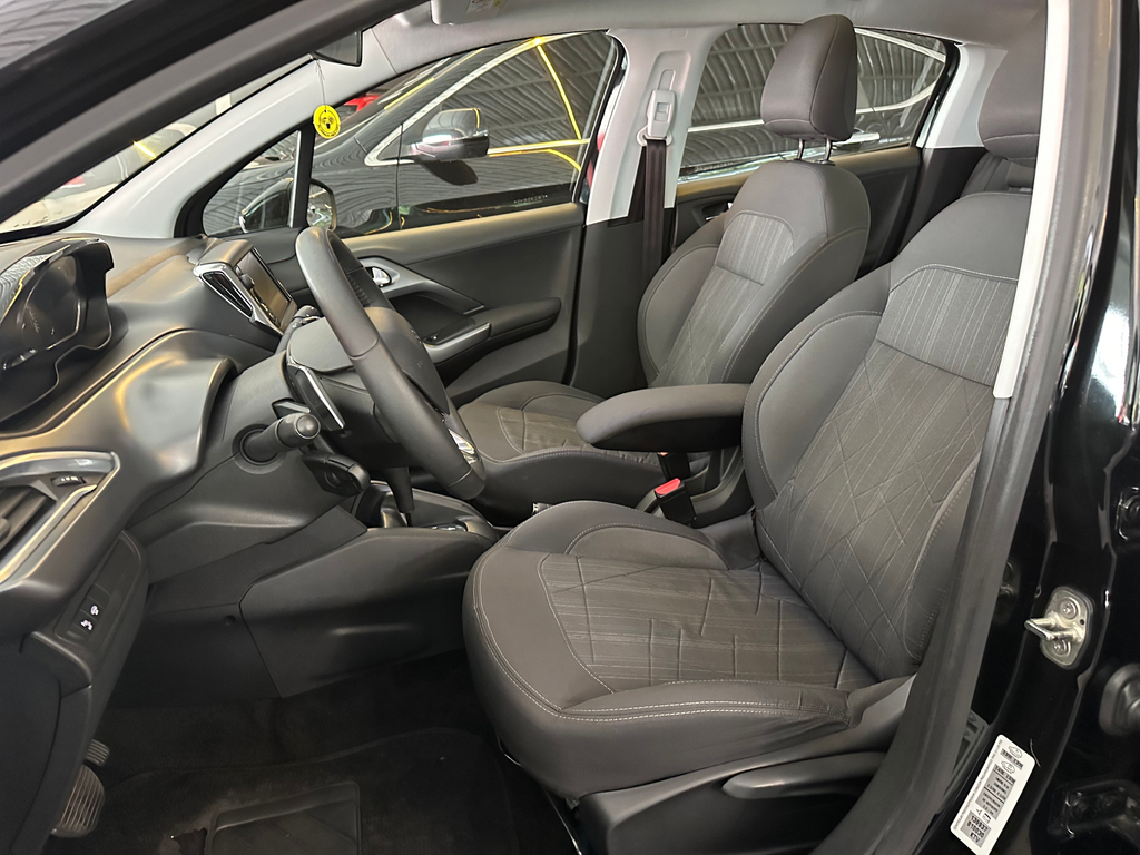 Peugeot 208 Preto