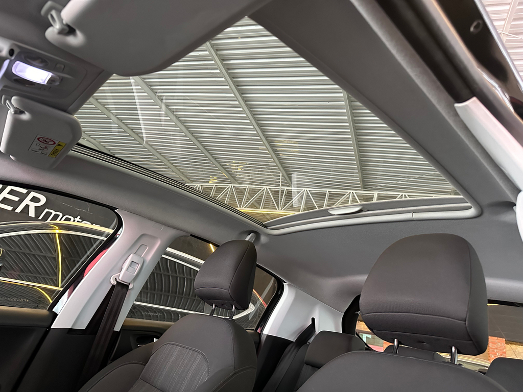Peugeot 208 Preto