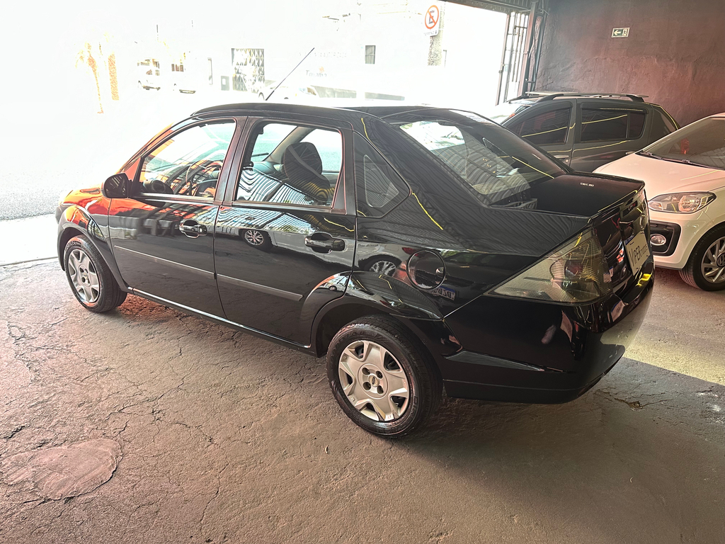 Ford Fiesta Sedan Preto