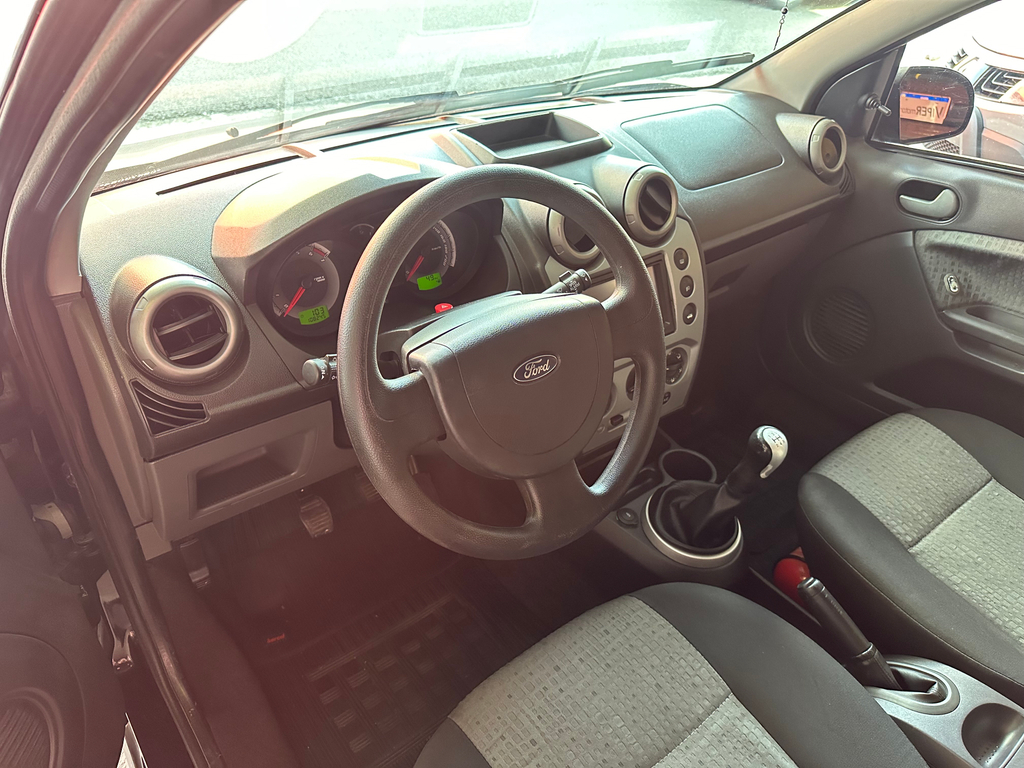 Ford Fiesta Sedan Preto