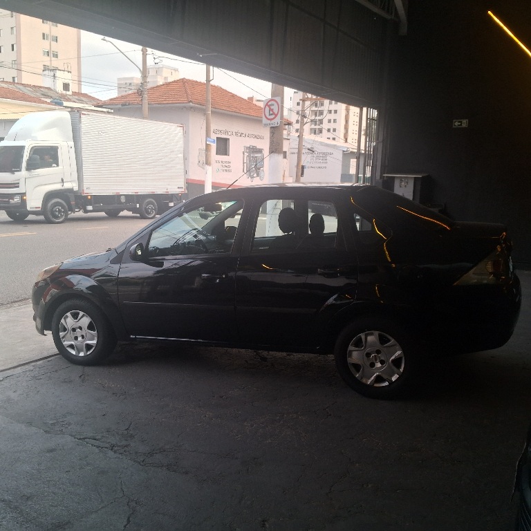 Ford Fiesta Sedan Preto