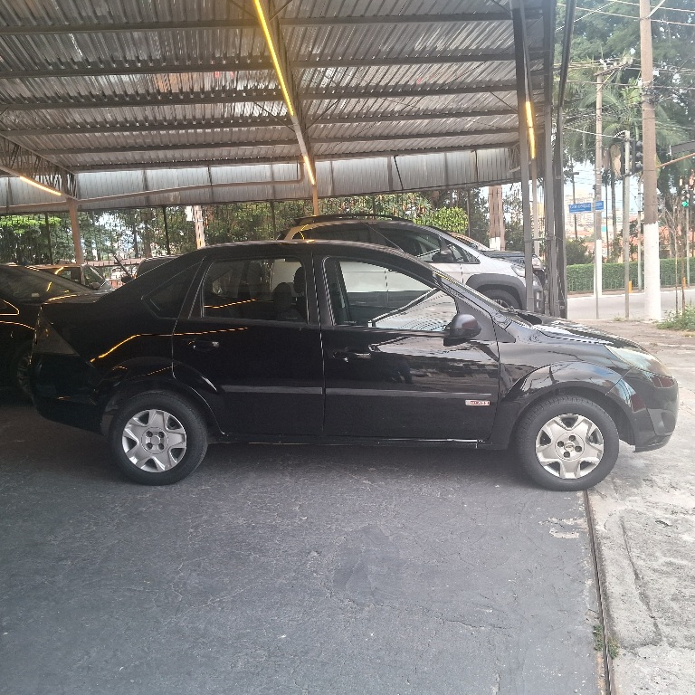 Ford Fiesta Sedan Preto