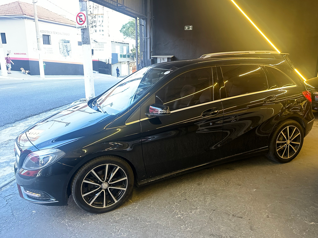 Mercedes Benz B 200 Preto