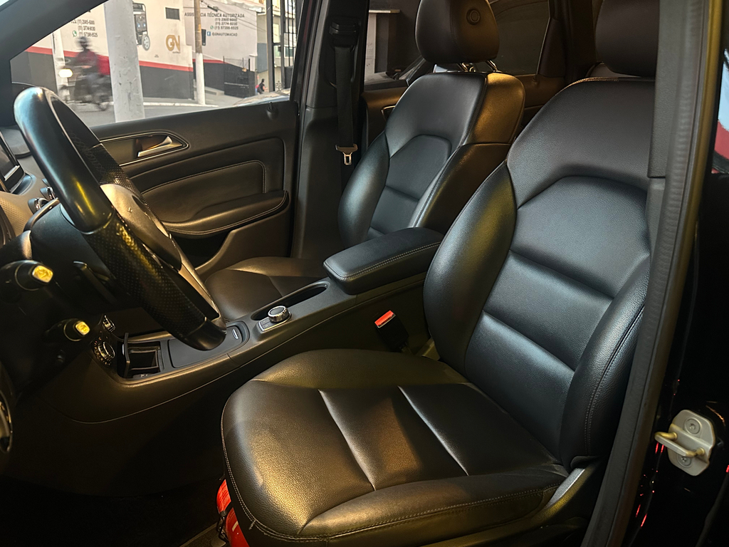 Mercedes Benz B 200 Preto