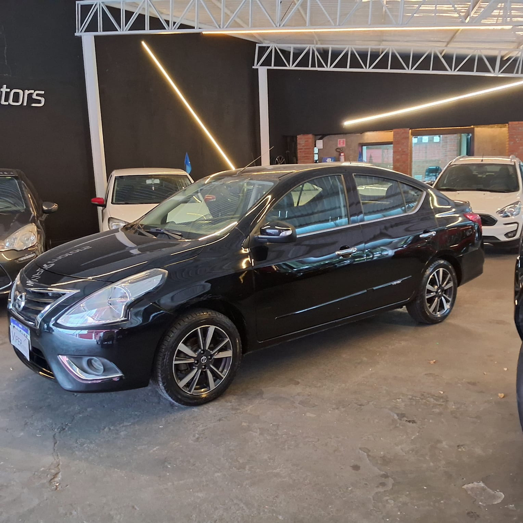 Nissan Versa Preto