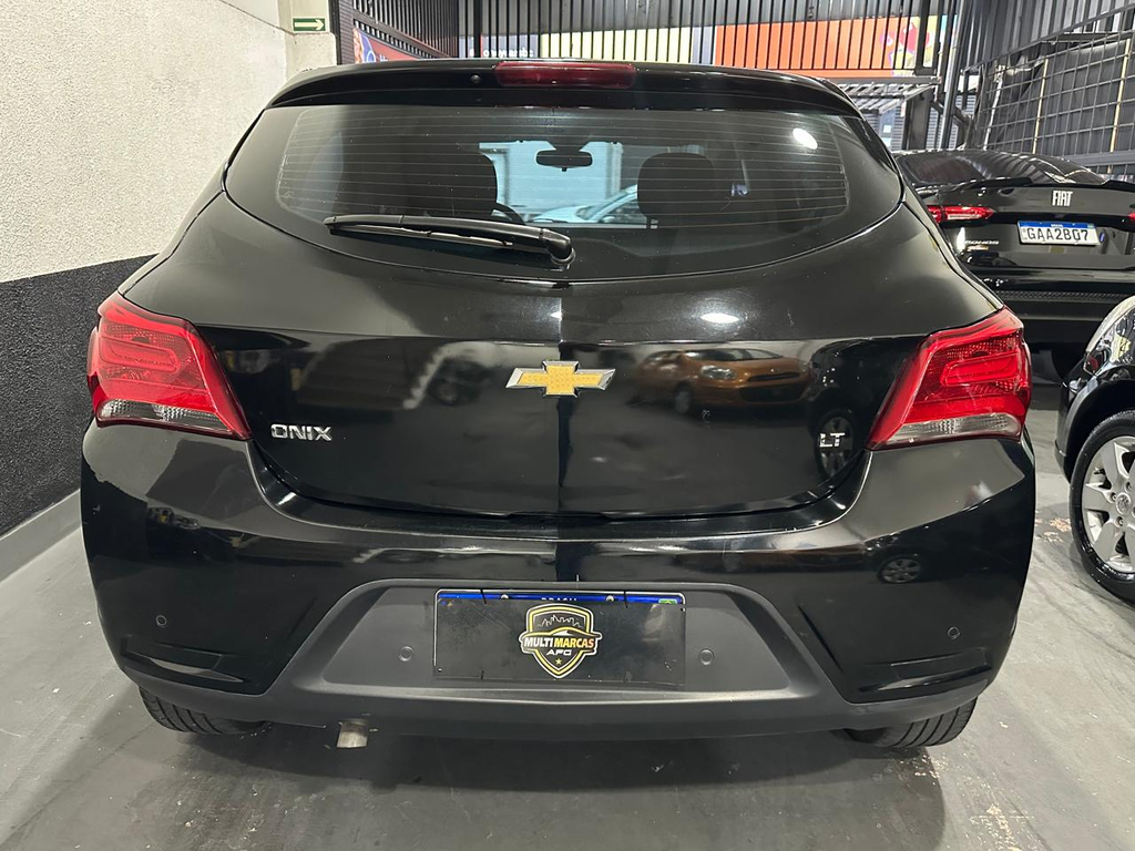Chevrolet Onix Preto