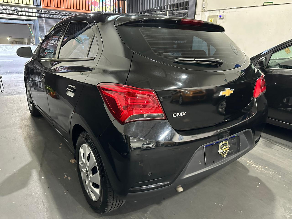 Chevrolet Onix Preto