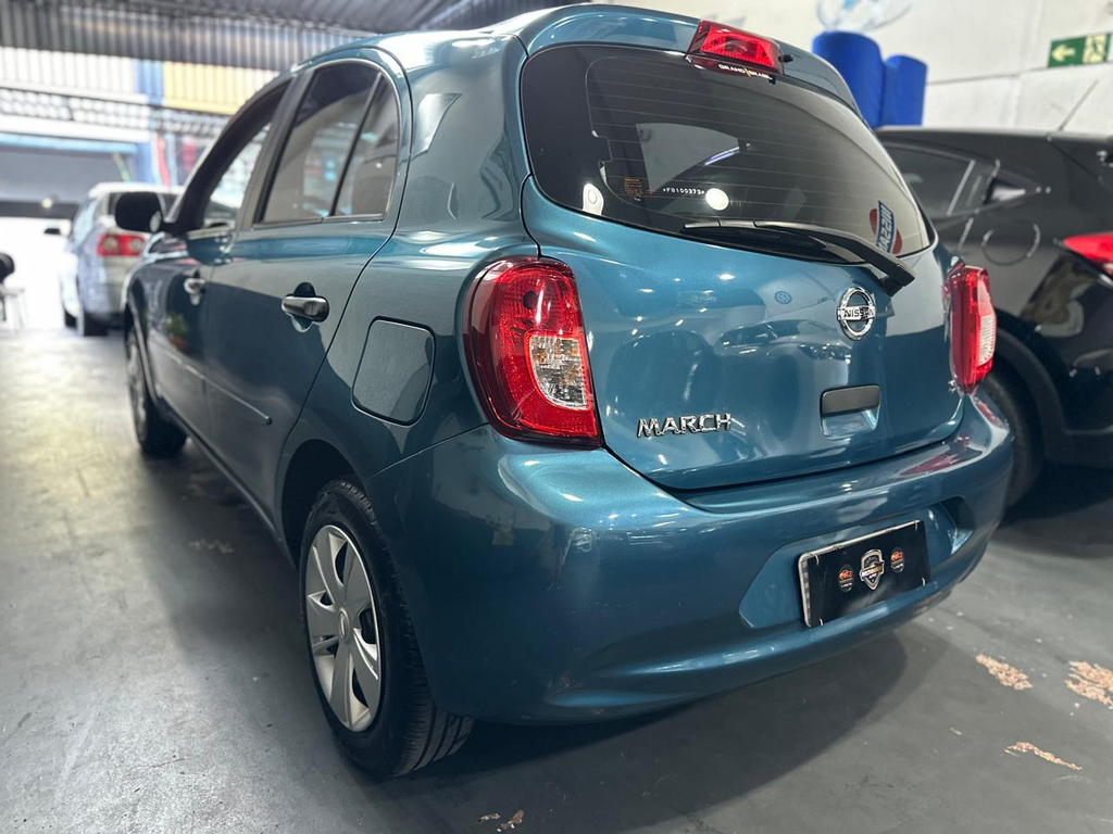 Nissan March Azul