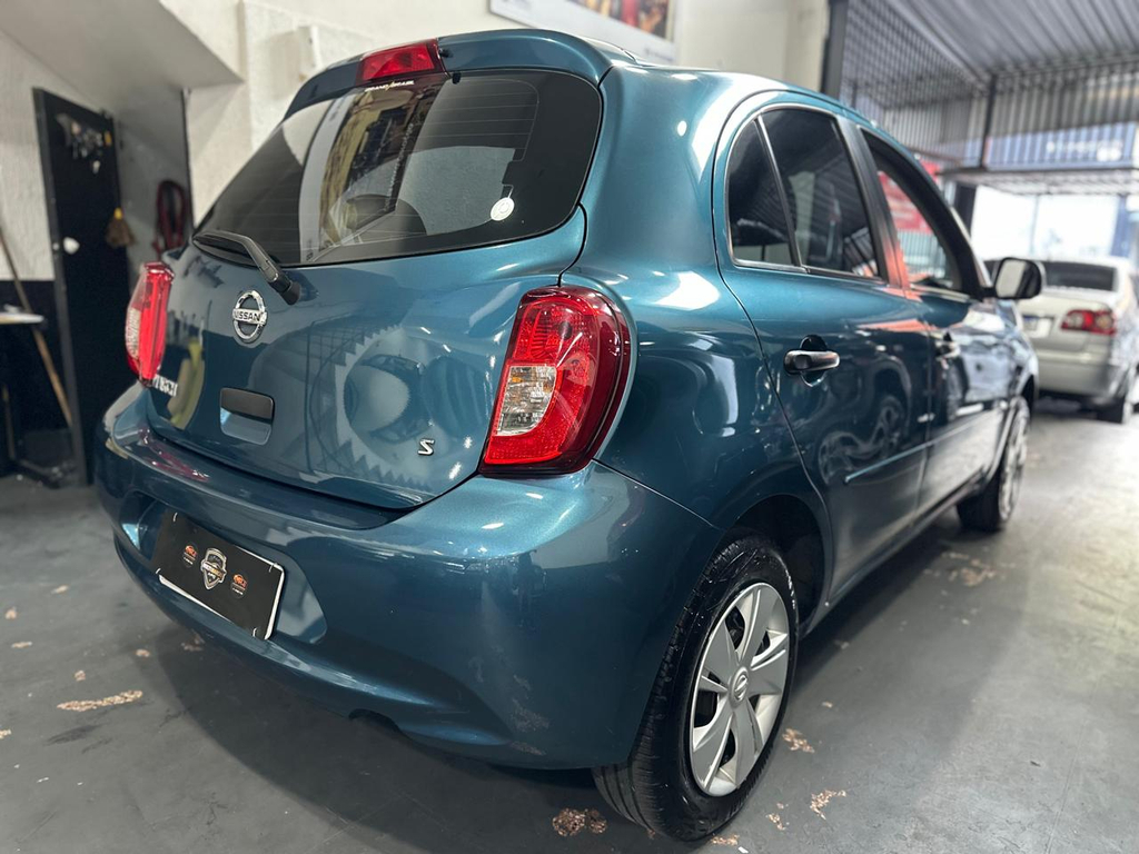 Nissan March Azul