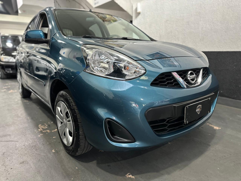 Nissan March Azul