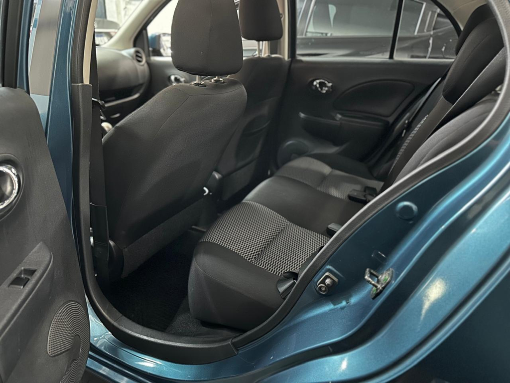 Nissan March Azul