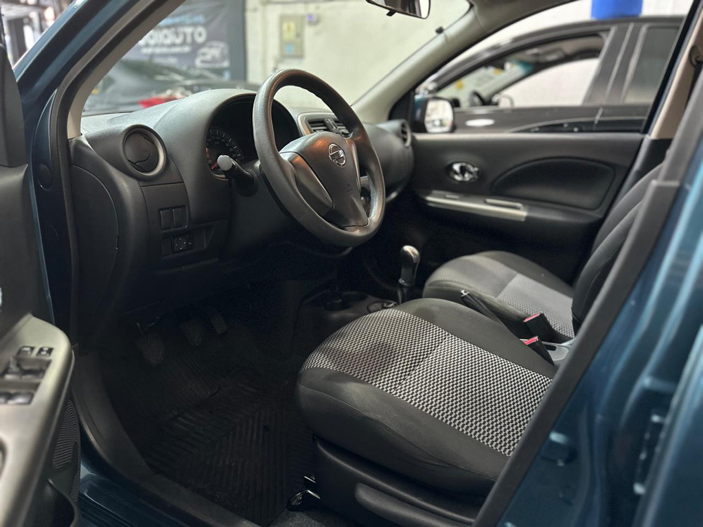 Nissan March Azul