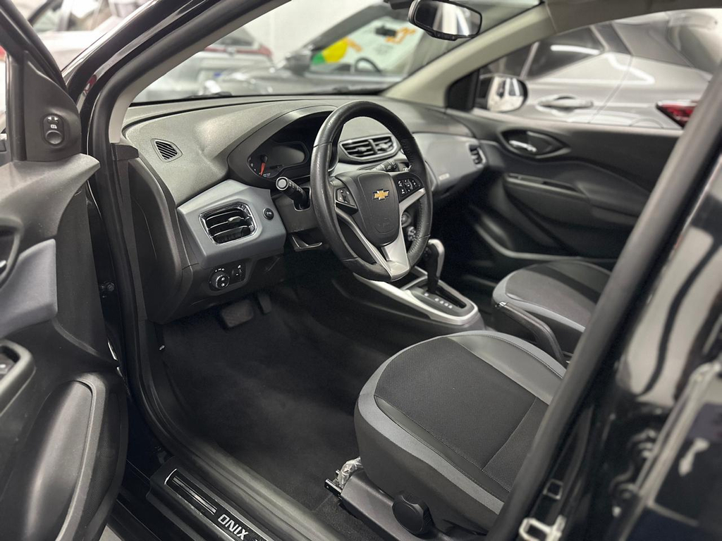 Chevrolet Onix Preto