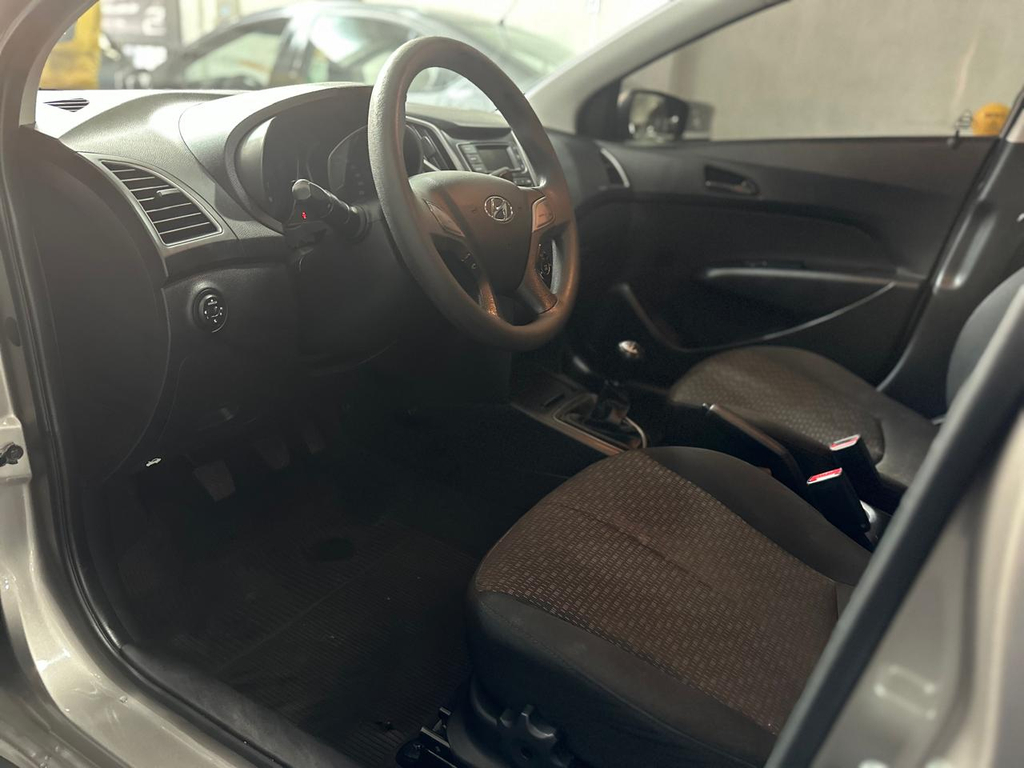 Hyundai HB20 Prata