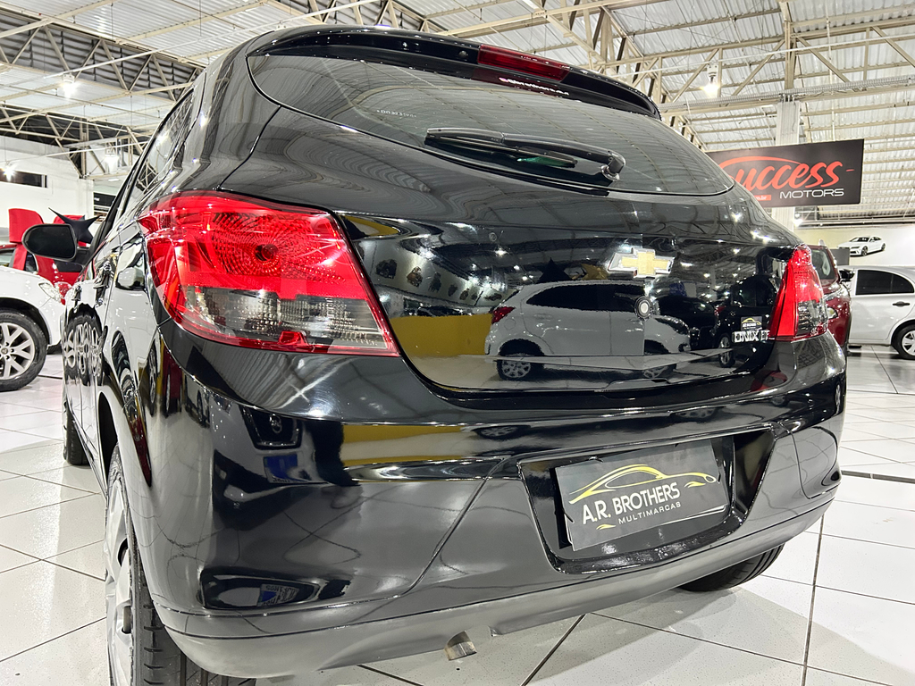 Chevrolet Onix Preto