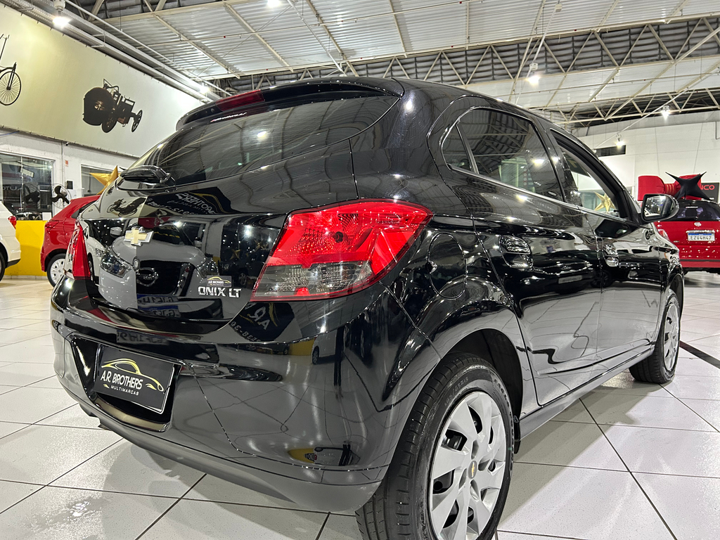 Chevrolet Onix Preto