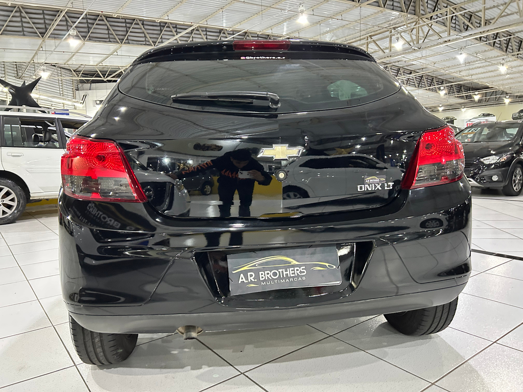 Chevrolet Onix Preto