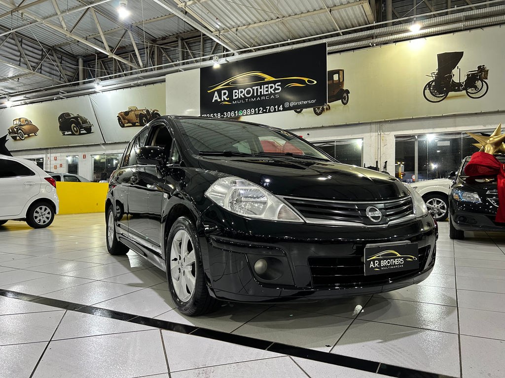 Nissan Tiida Preto